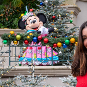 Jenifer Bartoli - Les célébrités fêtent Noël à Disneyland Paris en novembre 2021. La féérie de Noël brille de mille feux à Disneyland Paris ! Pour célébrer l'ouverture de la saison, plusieurs célébrités se sont retrouvées au Parc pour découvrir les festivités les plus magiques d'Europe et rencontrer les Personnages Disney dans leur plus beaux habits de Noël. © Disney via Bestimage