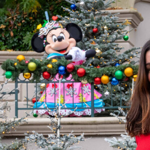 Jenifer Bartoli - Les célébrités fêtent Noël à Disneyland Paris en novembre 2021. La féérie de Noël brille de mille feux à Disneyland Paris ! Pour célébrer l'ouverture de la saison, plusieurs célébrités se sont retrouvées au Parc pour découvrir les festivités les plus magiques d'Europe et rencontrer les Personnages Disney dans leur plus beaux habits de Noël. © Disney via Bestimage