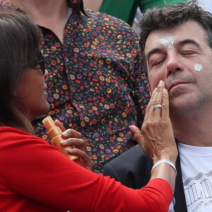 Stéphane Plaza et Karine Le Marchand plaisantent et s'amusent à Roland Garros - People dans les tribunes lors des internationaux de tennis de Roland Garros à Paris le 4 juin 2018.