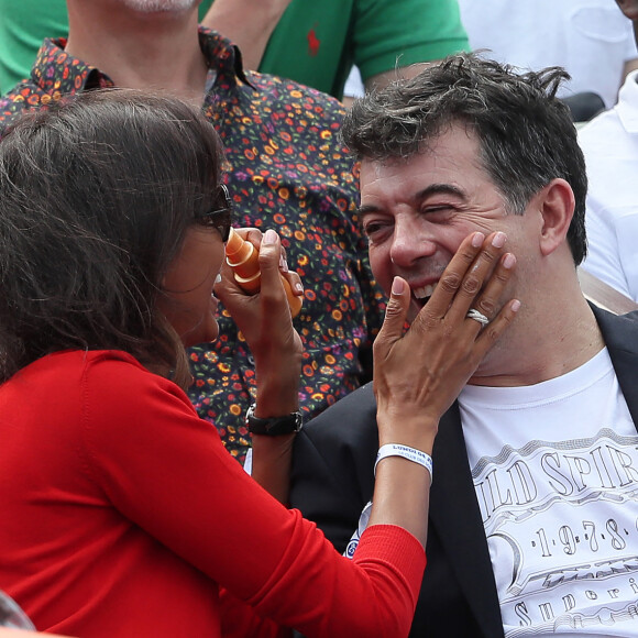 Stéphane Plaza et Karine Le Marchand plaisantent et s'amusent à Roland Garros - People dans les tribunes lors des internationaux de tennis de Roland Garros à Paris le 4 juin 2018.