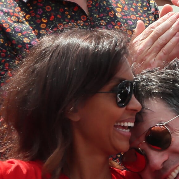 Stéphane Plaza et Karine Le Marchand plaisantent et s'amusent à Roland Garros - People dans les tribunes lors des internationaux de tennis de Roland Garros à Paris le 4 juin 2018.