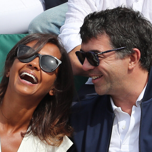 Karine Le Marchand très complice de Stéphane Plaza - Les célébrités dans les tribunes lors des internationaux de France de Roland-Garros à Paris, le 4 juin 2017. © Dominique Jacovides-Cyril Moreau/Bestimage.