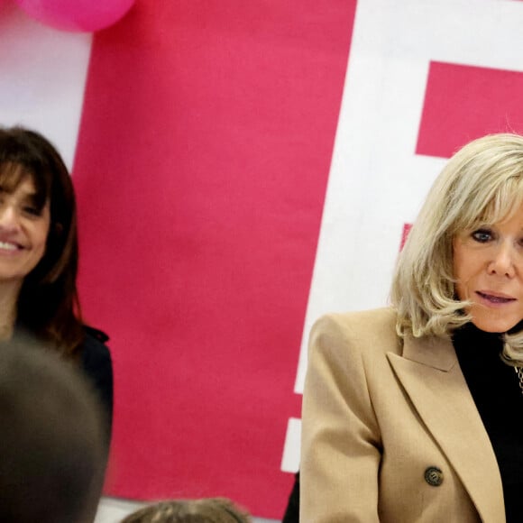 La Première Dame, Brigitte Macron, lit la dictée ELA, texte de Mohamed Mbougar SARR, "L'étoile qui n'avait pas sommeil", lauréat du Prix Goncourt 2021, aux collégiens d'une classe de 5ème pour la 19ème édition en soutien à l'Association Européenne de Leucodystrophie (ELA), au collège La Rose Blanche de Paris, France, le 17 octobre 2022. © Dominique Jacovides/Bestimage 