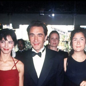 Inès de Medeiros, Richard Berry et sa fille Coline présentent "Le joueur de violon" au festival de Cannes en mai 1994