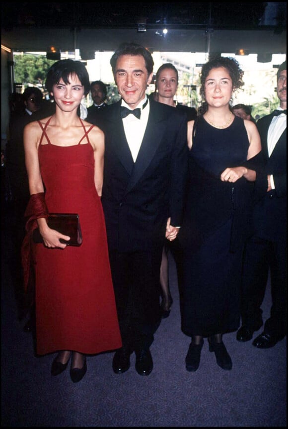 Inès de Medeiros, Richard Berry et sa fille Coline présentent "Le joueur de violon" au festival de Cannes en mai 1994