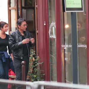 Richard Berry et sa fille Coline dans les rues de Paris le 6 juin 1997