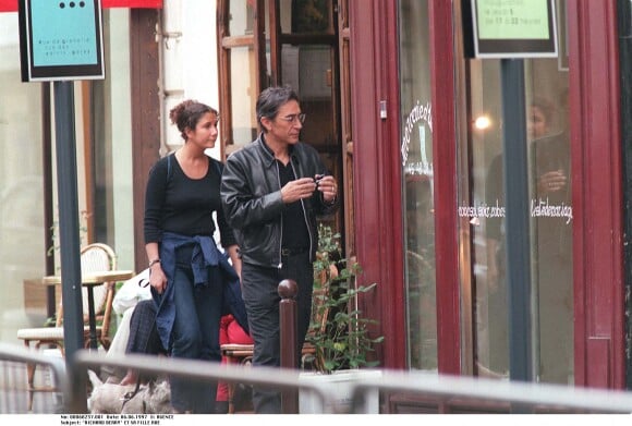 Richard Berry et sa fille Coline dans les rues de Paris le 6 juin 1997