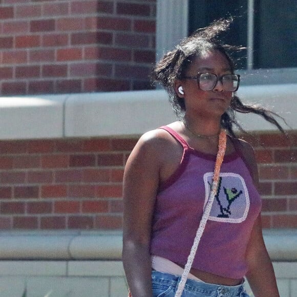 Exclusif - Sasha Obama croise une amie sur le campus de l'université de Californie du Sud à Los Angeles, le 12 septembre 2022. La fille de l'ancien président des Etats-Unis entame sa dernière année à l'université. 