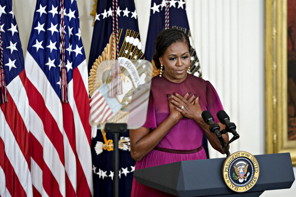 Le président des Etats-Unis Joe Biden invite Barack Obama et Michelle Obama à dévoiler leurs portraits à la Maison Blanche, le 7 septembre 2022. Les oeuvres ont été réalisées par Robert McCurdy et Sharon Sprung. 