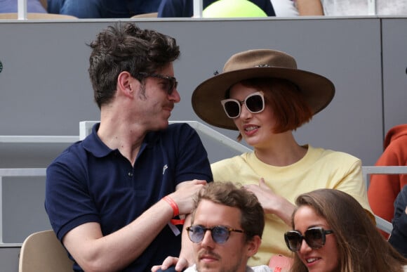 Les amoureux de Roland Garros - Grégory Nicolaidi, Elodie Frégé en tribunes lors des Internationaux de France de tennis de Roland Garros à Paris, France, le 26 mai 2022.