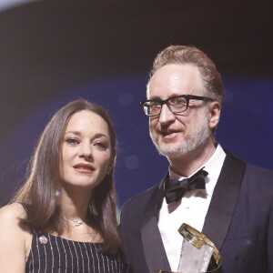 James Gray reçoit des mains de Marion Cotillard l'étoile d'or à l'occasion de l'hommage qui lui est rendu lors du 19e Festival International du Film de Marrakech, le 12 novembre 2022. © Denis Guignebourg / Bestimage