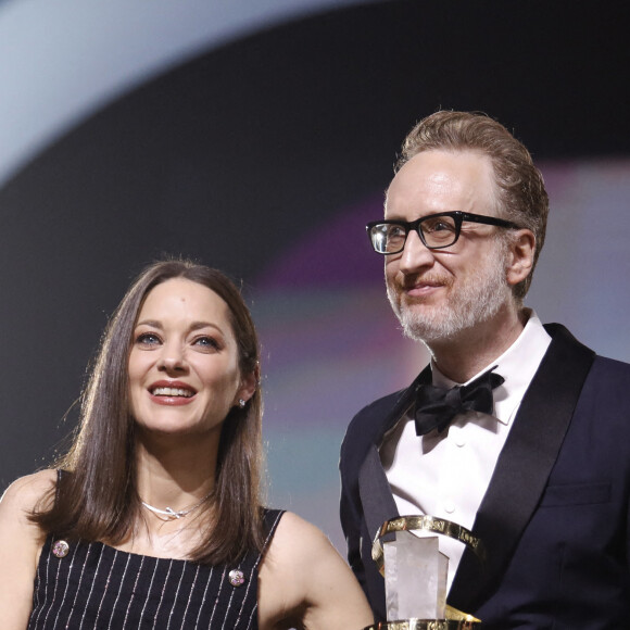 James Gray reçoit des mains de Marion Cotillard l'étoile d'or à l'occasion de l'hommage qui lui est rendu lors du 19e Festival International du Film de Marrakech, le 12 novembre 2022. © Denis Guignebourg / Bestimage