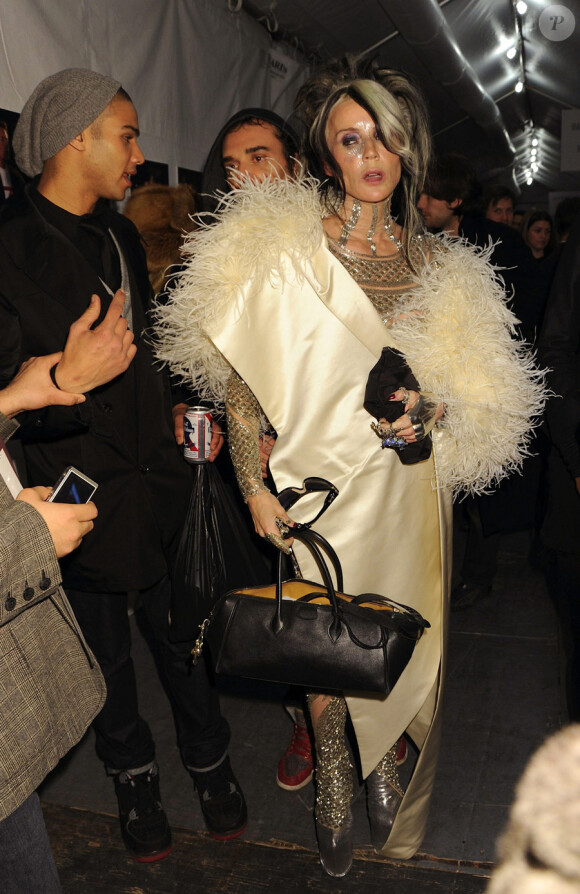 Daphne Guinness, effondrée par la mort de son ami Alexander McQueen, arrivant au défilé Fashion For Relief Haïti, le 12 février 2010 à New York