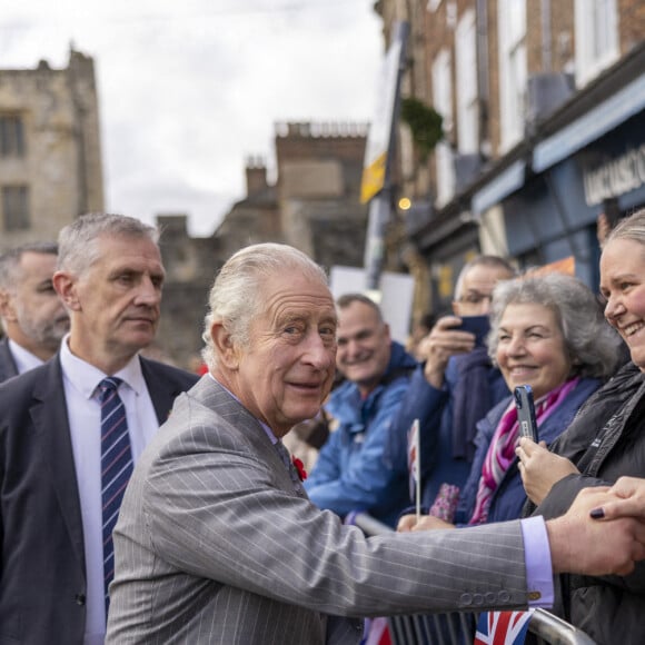 Un manifestant, maîtrisé par la police, a tenté de jeter des oeufs sur le roi Charles III d'Angleterre et Camilla Parker Bowles, reine consort d'Angleterre, à York, le 9 novembre 2022. 