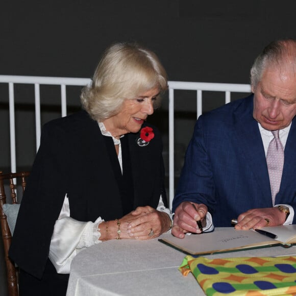 Le roi Charles III d'Angleterre et Camilla Parker Bowles, reine consort d'Angleterre, visitent l'exposition Africa Fashion au Victoria and Albert Museum à Londres, le 3 novembre 2022. L'exposition célèbre la créativité, l'ingéniosité et l'impact mondial de la mode africaine. 