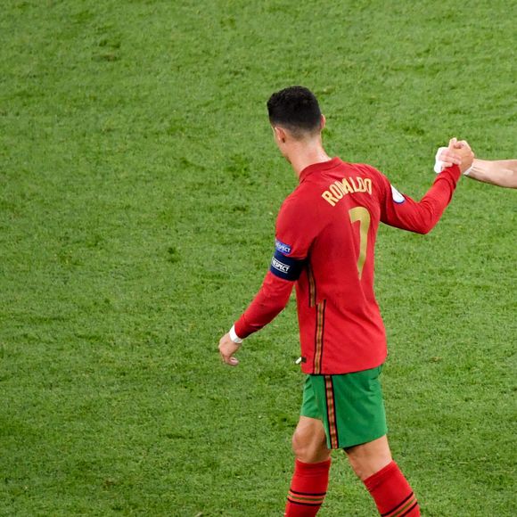 Karim Benzema et Cristiano Ronaldo - Match de football de l'Euro 2020 à Budapest : La France ex aequo avec le Portugal 2-2 au Stade Ferenc-Puskas le 23 juin 2021. © Anthony Bibard/FEP/Panoramic / Bestimage