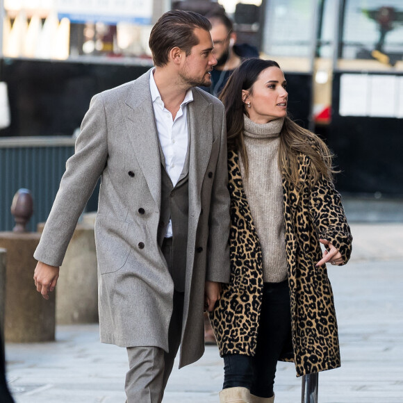 Exclusif - Capucine Anav et son compagnon Victor sont allés choisir leurs alliances pour leur futur mariage, à la bijouterie Galeries Lafayette - Royal Quartz Paris rue Royal à Paris, France, le 7 février 2022. 