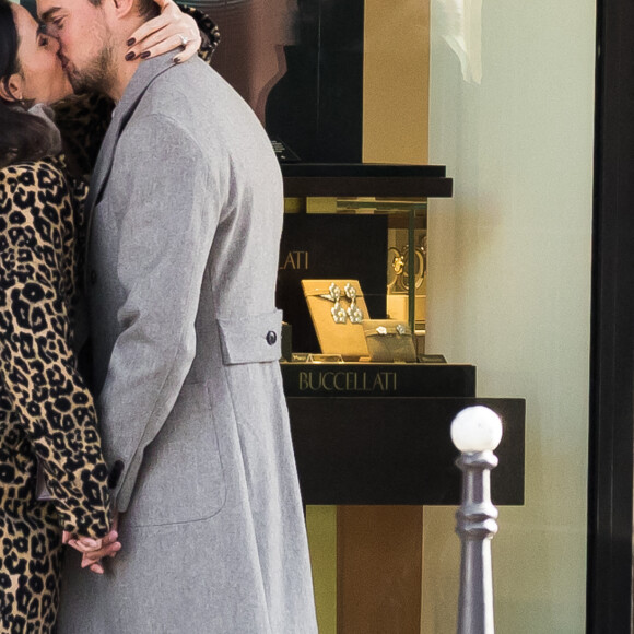 Exclusif - Capucine Anav et son compagnon Victor sont allés choisir leurs alliances pour leur futur mariage, à la bijouterie Galeries Lafayette - Royal Quartz Paris rue Royal à Paris, France, le 7 février 2022. 