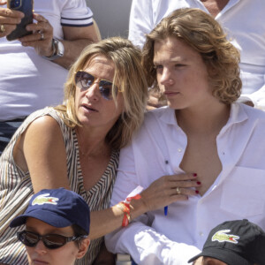 Sarah Poniatowski (Lavoine) et son fils Roman - Célébrités dans les tribunes des internationaux de France de Roland Garros à Paris le 1er juin 2022. © Cyril Moreau - Dominique Jacovides/Bestimage