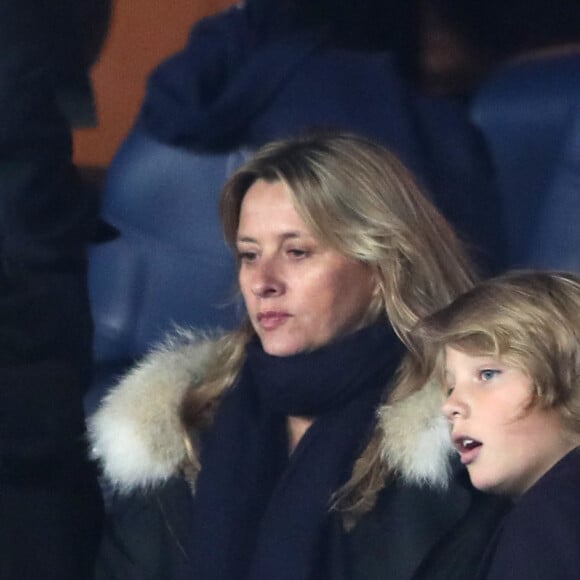 Sarah Lavoine et son fils Roman dans les tribunes du parc des Princes lors du match de 8ème de finale retour de Ligue des champions opposant le Paris Saint-Germain à Manchester Unted à Paris, France, le 6 mars 2019. Manchester a gagné 3-1 (cumul des scores 3-3). © Cyril Moreau/Bestimage