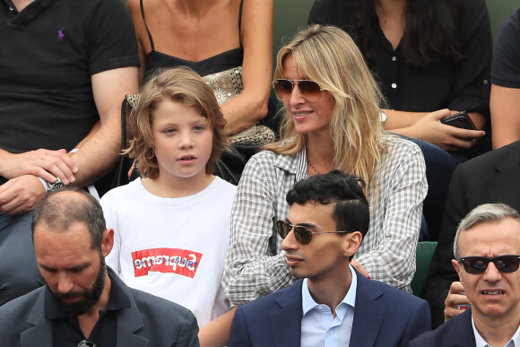 Sarah Lavoine et son fils Roman dans les tribunes des internationaux de tennis de Roland Garros à Paris, France, le 6 juin 2018. © Cyril Moreau/Bestimage