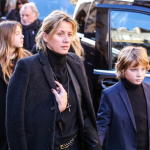 Info -Milo et Sarah Lavoine à l'église de La Madeleine lors des obsèques de Johnny Hallyday à Paris le 9 décembre 2017.