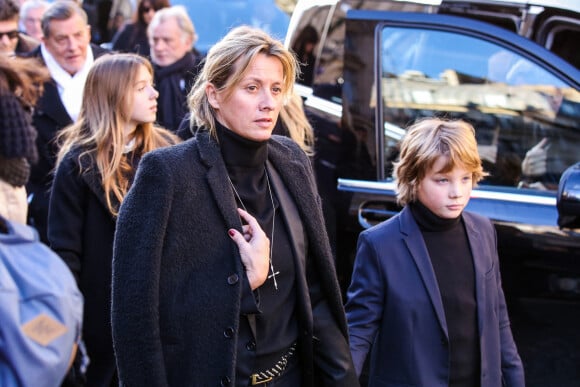 Info -Milo et Sarah Lavoine à l'église de La Madeleine lors des obsèques de Johnny Hallyday à Paris le 9 décembre 2017.