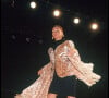 Carla Bruni défilant pour Valentino en 1990 à Paris
