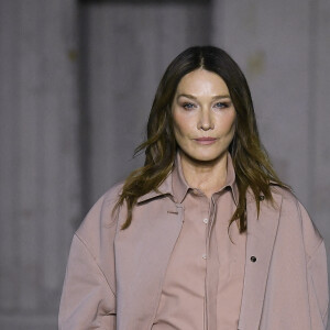 Carla Bruni-Sarkozy défilant sur le podium du défilé de mode Tod's Prêt-à-porter printemps/été 2023 lors de la Fashion Week de Milan, Italie, le 23 septembre 2022.