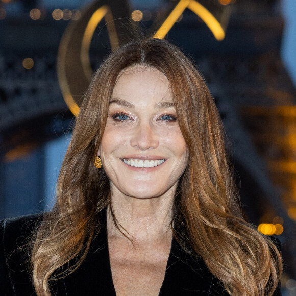 Carla Bruni-Sarkozy - Front row du défilé de mode Saint Laurent, Prêt-à-porter Printemps / Eté 2023 dans le cadre de la Fashion Week de Paris le 27 septembre 2022