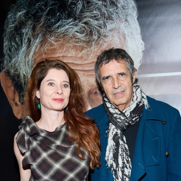 Exclusif - Julien Clerc et sa femme Hélène Grémillon - Photocall - Spectacle symphonique Claude Lelouch "D'un film à l'autre" au Palais des Congrès de Paris. Pour Fêter ses 85 ans et 60 de carrière, Claude Lelouch a créé un ciné-concert, "Claude Lelouch - D'un film à l'autre", dans lequel la musique de ses films est jouée par l'orchestre philharmonique de Prague, au Palais des Congrès à Paris. © Moreau / Rindoff / Bestimage