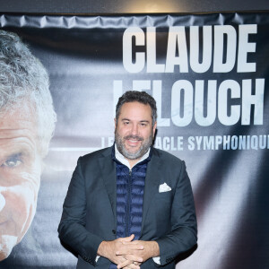 Exclusif - Bruce Toussaint - Photocall - Spectacle symphonique Claude Lelouch "D'un film à l'autre" au Palais des Congrès de Paris le 14 novembre 2022. Pour Fêter ses 85 ans et 60 de carrière, Claude Lelouch a créé un ciné-concert, "Claude Lelouch - D'un film à l'autre", dans lequel la musique de ses films est jouée par l'orchestre philharmonique de Prague, au Palais des Congrès à Paris. © Moreau / Rindoff / Bestimage