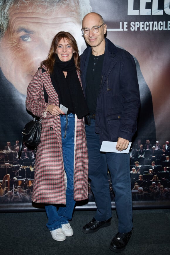 Exclusif - Bernard Werber et sa femme - Photocall - Spectacle symphonique Claude Lelouch "D'un film à l'autre" au Palais des Congrès de Paris le 14 novembre 2022. Pour Fêter ses 85 ans et 60 de carrière, Claude Lelouch a créé un ciné-concert, "Claude Lelouch - D'un film à l'autre", dans lequel la musique de ses films est jouée par l'orchestre philharmonique de Prague, au Palais des Congrès à Paris. © Moreau / Rindoff / Bestimage