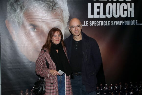 Exclusif - L'écrivain Bernard Werber et sa compagne Amélie - Photocall - Spectacle symphonique Claude Lelouch "D'un film à l'autre" au Palais des Congrès de Paris le 14 novembre 2022. Pour Fêter ses 85 ans et 60 de carrière, Claude Lelouch a créé un ciné-concert, "Claude Lelouch - D'un film à l'autre", dans lequel la musique de ses films est jouée par l'orchestre philharmonique de Prague, au Palais des Congrès à Paris. © Moreau / Rindoff / Bestimage