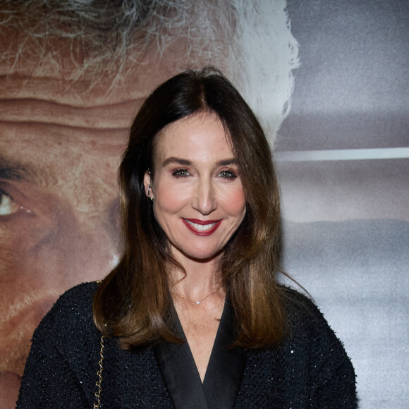 Exclusif - Elsa Zylberstein - Photocall - Spectacle symphonique Claude Lelouch "D'un film à l'autre" au Palais des Congrès de Paris le 14 novembre 2022. Pour Fêter ses 85 ans et 60 de carrière, Claude Lelouch a créé un ciné-concert, "Claude Lelouch - D'un film à l'autre", dans lequel la musique de ses films est jouée par l'orchestre philharmonique de Prague, au Palais des Congrès à Paris. © Moreau / Rindoff / Bestimage