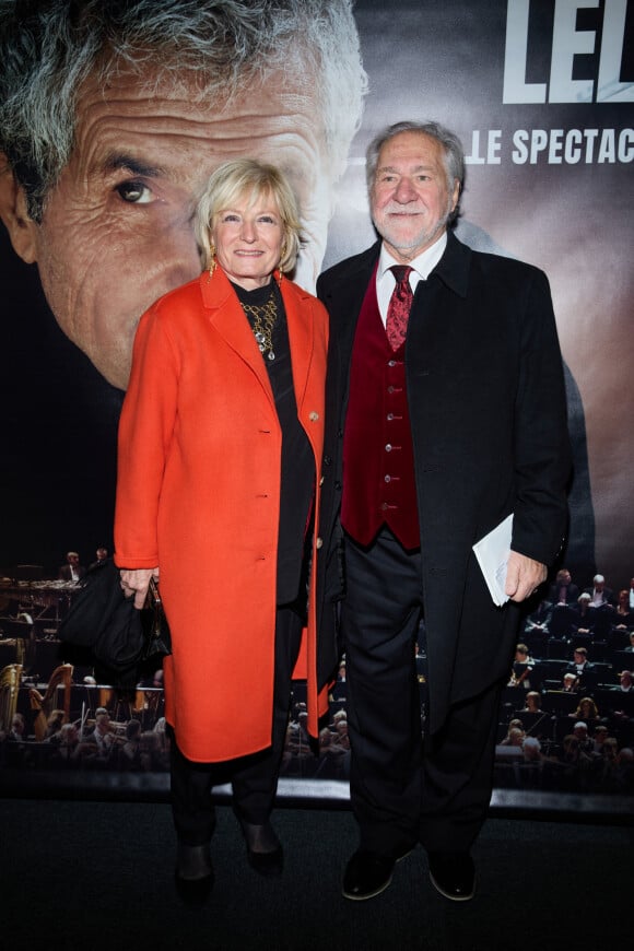 Exclusif - Pierre Santini et sa femme - Photocall - Spectacle symphonique Claude Lelouch "D'un film à l'autre" au Palais des Congrès de Paris le 14 novembre 2022. Pour Fêter ses 85 ans et 60 de carrière, Claude Lelouch a créé un ciné-concert, "Claude Lelouch - D'un film à l'autre", dans lequel la musique de ses films est jouée par l'orchestre philharmonique de Prague, au Palais des Congrès à Paris. © Moreau / Rindoff / Bestimage