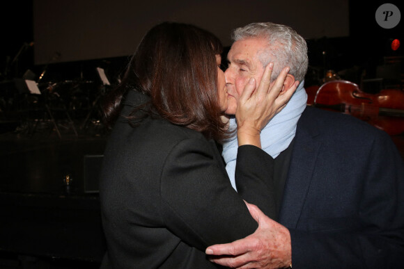 Exclusif - Claude Lelouch et sa compagne Valérie Perrin Backstage - Spectacle symphonique Claude Lelouch "D'un film à l'autre" au Palais des Congrès de Paris le 14 novembre 2022. © Moreau / Rindoff / Bestimage