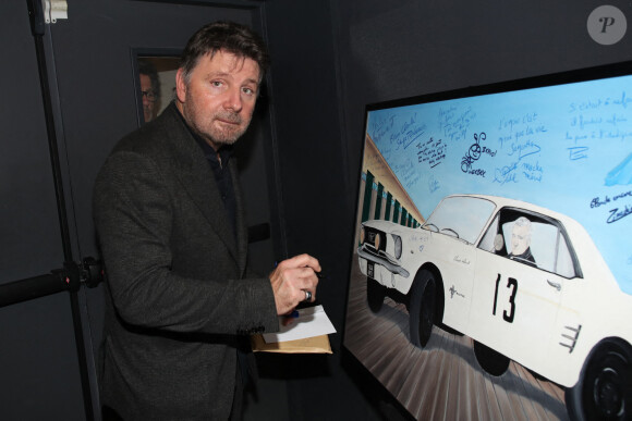 Exclusif - Philippe Lellouche signe le tableau qui sera offert à Claude Lelouch Backstage - Spectacle symphonique Claude Lelouch "D'un film à l'autre" au Palais des Congrès de Paris le 14 novembre 2022. © Moreau / Rindoff / Bestimage