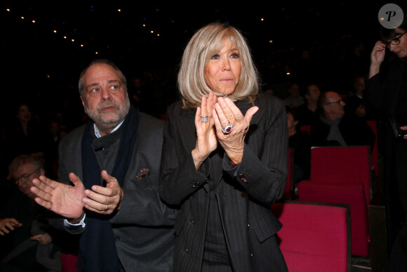 Exclusif - Brigitte Macron et le Ministre de la Justice Eric Dupond-Moretti applaudissent l'arrivée de Claude Lelouch dans la salle - Spectacle symphonique Claude Lelouch "D'un film à l'autre" au Palais des Congrès de Paris le 14 novembre 2022. © Moreau / Rindoff / Bestimage