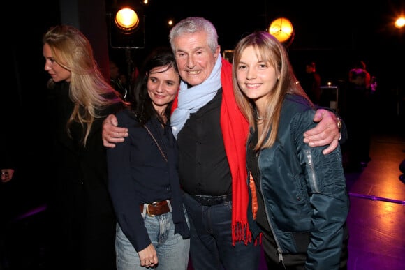 Exclusif - Claude Lelouch avec sa fille Salomé Lelouch et ses petites filles Noa (D) et Rebecca (G) - Scène - Spectacle symphonique Claude Lelouch "D'un film à l'autre" au Palais des Congrès de Paris le 14 novembre 2022. © Moreau / Rindoff / Bestimage