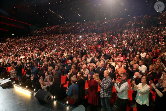 Exclusif - Claude Lelouch reçoit son gâteau pour ses 85 ans avec tout le public debout - Scène - Spectacle symphonique Claude Lelouch "D'un film à l'autre" au Palais des Congrès de Paris le 14 novembre 2022. © Moreau / Rindoff / Bestimage