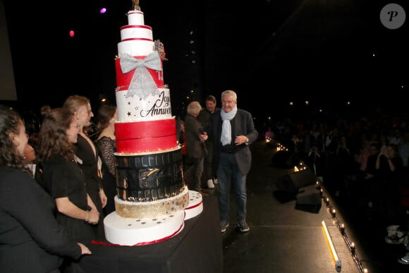 Exclusif - Claude Lelouch reçoit son gâteau pour ses 85 ans - Scène - Spectacle symphonique Claude Lelouch "D'un film à l'autre" au Palais des Congrès de Paris le 14 novembre 2022. © Moreau / Rindoff / Bestimage