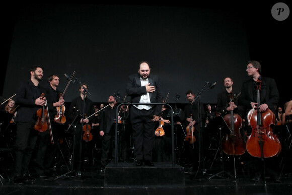 Exclusif - Salut du chef d'orchestre Vahan Mardirossian - Scène - Spectacle symphonique Claude Lelouch "D'un film à l'autre" au Palais des Congrès de Paris le 14 novembre 2022. © Moreau / Rindoff / Bestimage