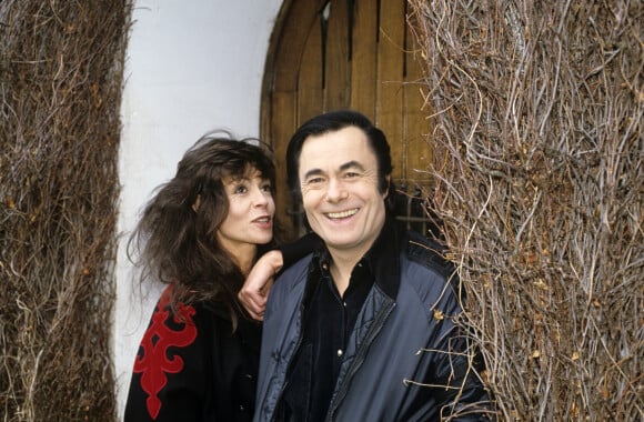 Archives - En France, chez lui, dans sa propriete près de Houdan, Alain Barrière et sa femme Anièce. Le 6 avril 1984.