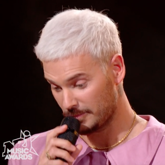 NMA 2022 : M. Pokora reçoit son prix Chanson francophone de l'année.