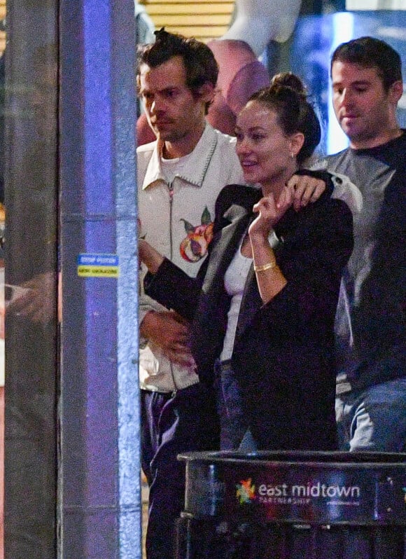 Harry Styles et sa compagne Olivia Wilde s'embrassent fougueusement dans la rue à New York.