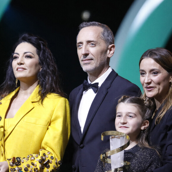 Gad Elmaleh, Maryam Touzani (prix du Jury ex-aequo pour le film "Le Bleu du Caftan"), Lua Michel et Cristèle Alves Meira (prix du Jury ex-aequo pour le film "Alma Viva") lors de la cérémonie de clôture de la 19ème édition du Festival International du Film de Marrakech (FIFM) au Palais des Congrès à Marrakech, le 19 novembre 2022. © Denis Guignebourg/Bestimage 