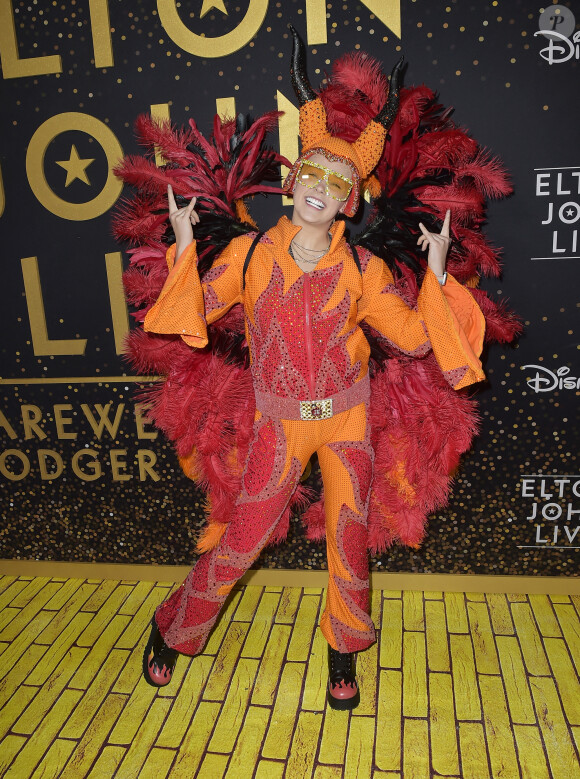 JoJo Siwa au photocall de la soirée de concert "Elton John Live: Farewell From Dodger Stadium" sur Disney + à Los Angeles le 20 novembre 2022.