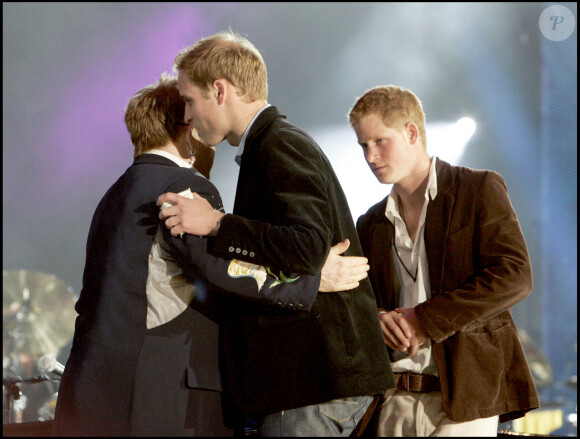 Sir Elton John avec les princes William et Harry en 2007 lors du concert en hommage à Lady Diana à Wembley