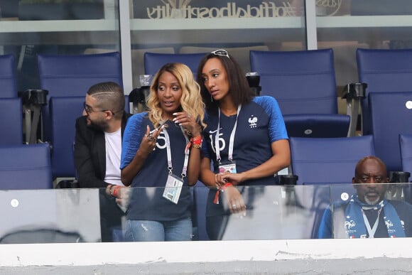 Des membres de la famille Steven Nzonzi et son père Fidèle Nzonzi dans les tribunes lors du match de quart de finale de la Coupe du Monde Russia2018 "France - Uruguay (FIFA World Cup Russia2018)" au stade Nijni Novgorod. La France a gagné 2-0 et rencontrera la Belgique en demi-finale. Russie, le 6 juillet 2018. © Cyril Moreau/Bestimage